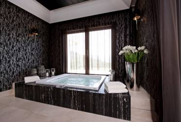 03 - Taylor Interiors Luxurious jacuzzi with marble Marbella