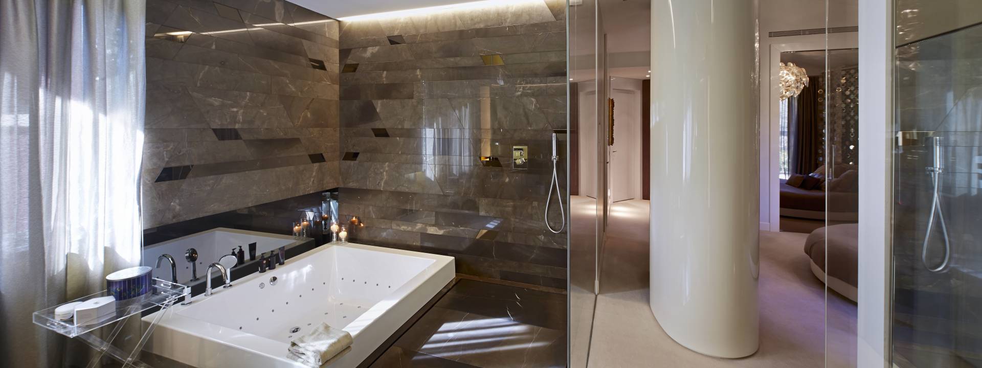 Exquisite villa.  Contemporary bathroom. 