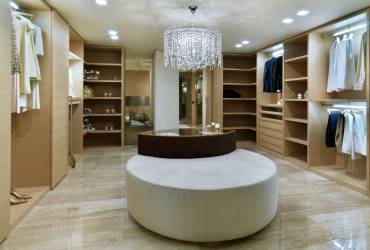 Le Provencale Residences. Luxury walk in wardrobe. 