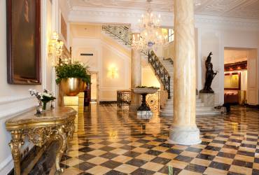 Regina Hotel Baglioni. Impressive entrance hall.