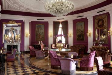 Regina Hotel Baglioni. Luxurious dining room. 