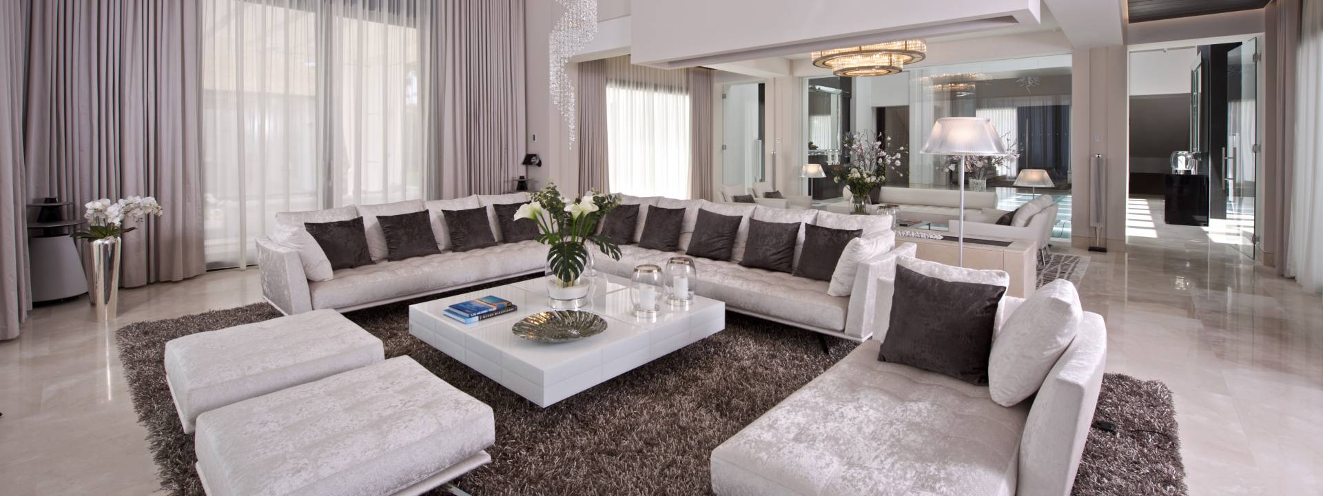 Exclusive Holiday Villa. Modern living room by Yvette Taylor London