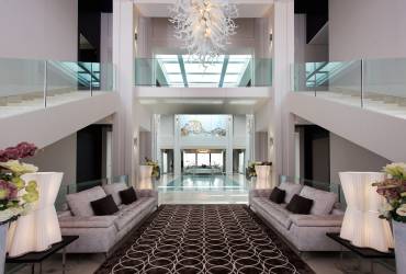 Contemporary Villa. Impressive entrance. Chandelier Glass&Glass.