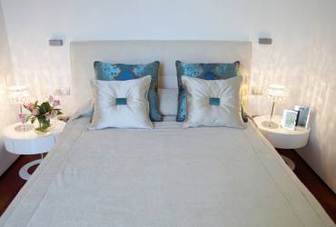 Modern Villa_Modern bedroom_White turquoise bedroom
