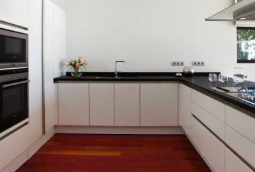 Modern Villa_Contemporary kitchen_White kitchen