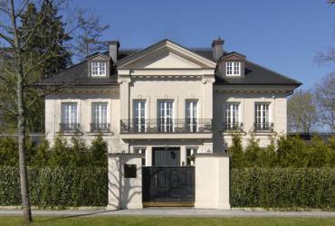 Neoclassical-mansion-traditional modern style