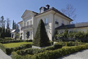 Neoclassical mansion_traditional modern style