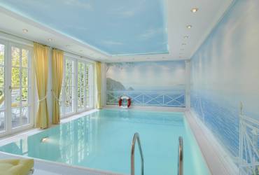 Neoclassical mansion_modern traditional style_luxury swimming pool