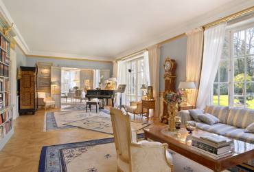 Neoclassical mansion_luxury reception room